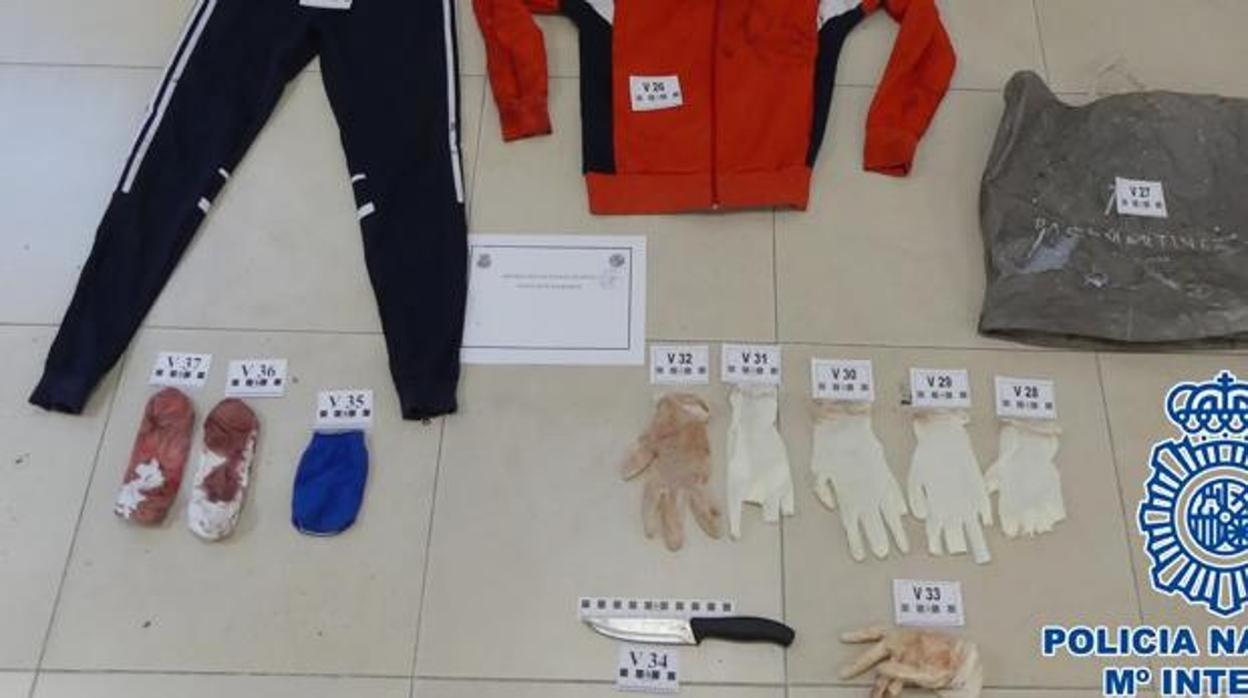 Cuchillo, guantes y ropa ensangrentada encontrada por la Policía tras el crimen sucedido en 2017.