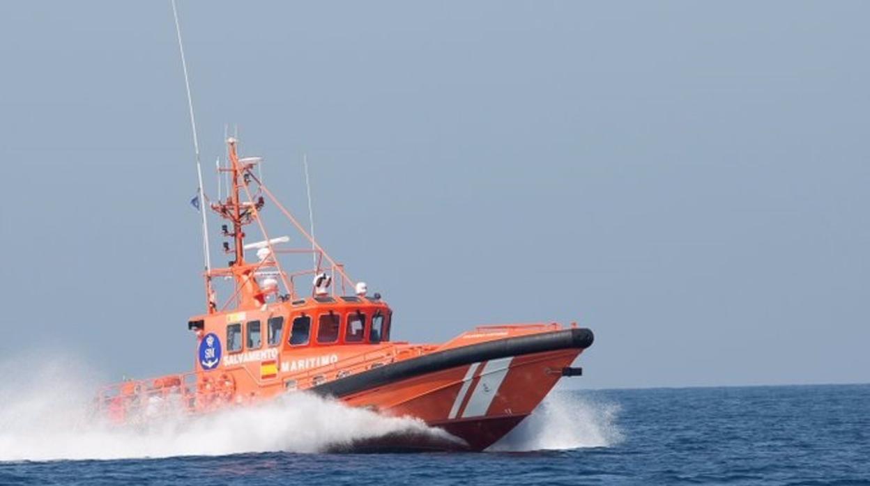 Salvamento rescata una patera con dos personas a bordo al sur de Camarinal