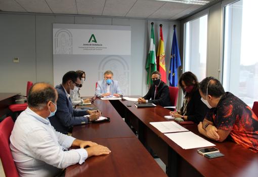 Reunión de la Junta con los alcaldes de Villanueva del Ariscal y Espartinas