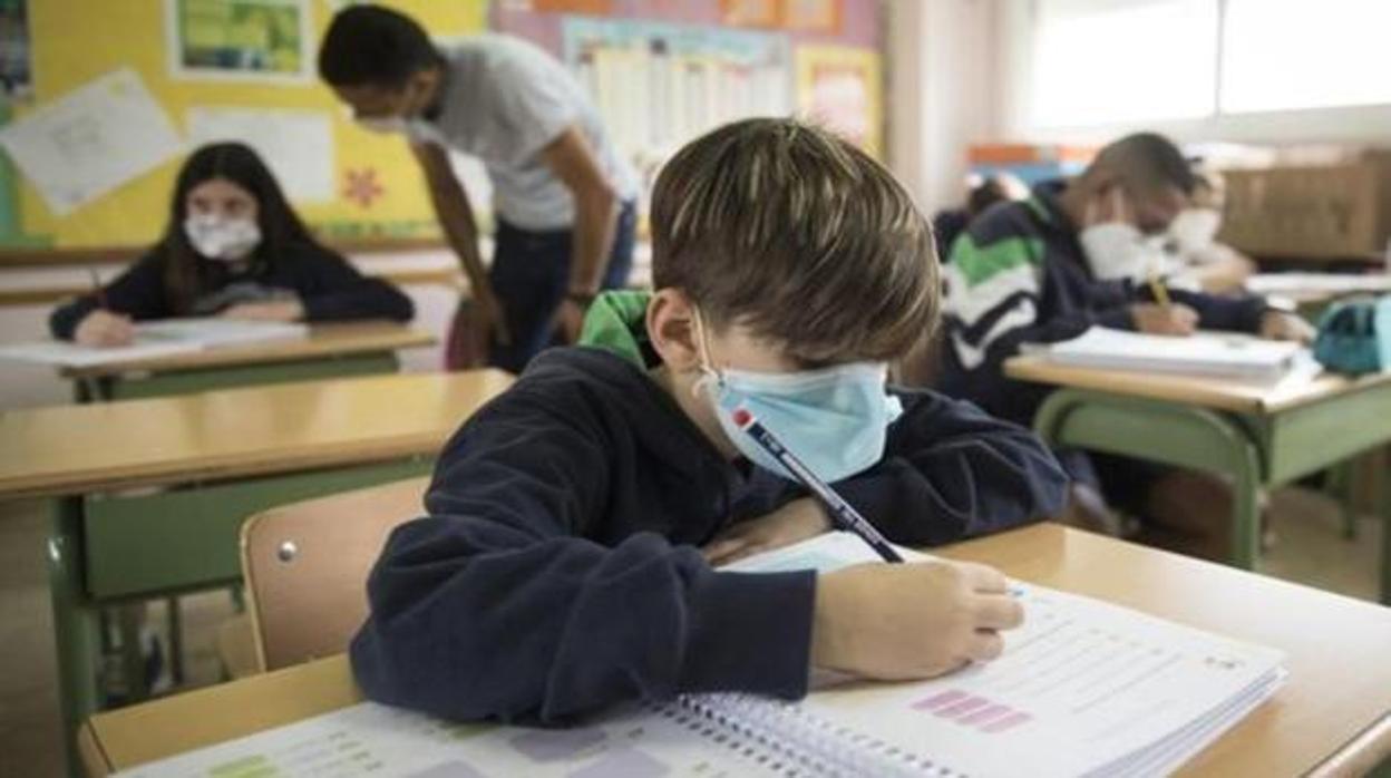 Una clase en un centro educativo andaluz donde sus alumnos y profesores acuden con mascarillas