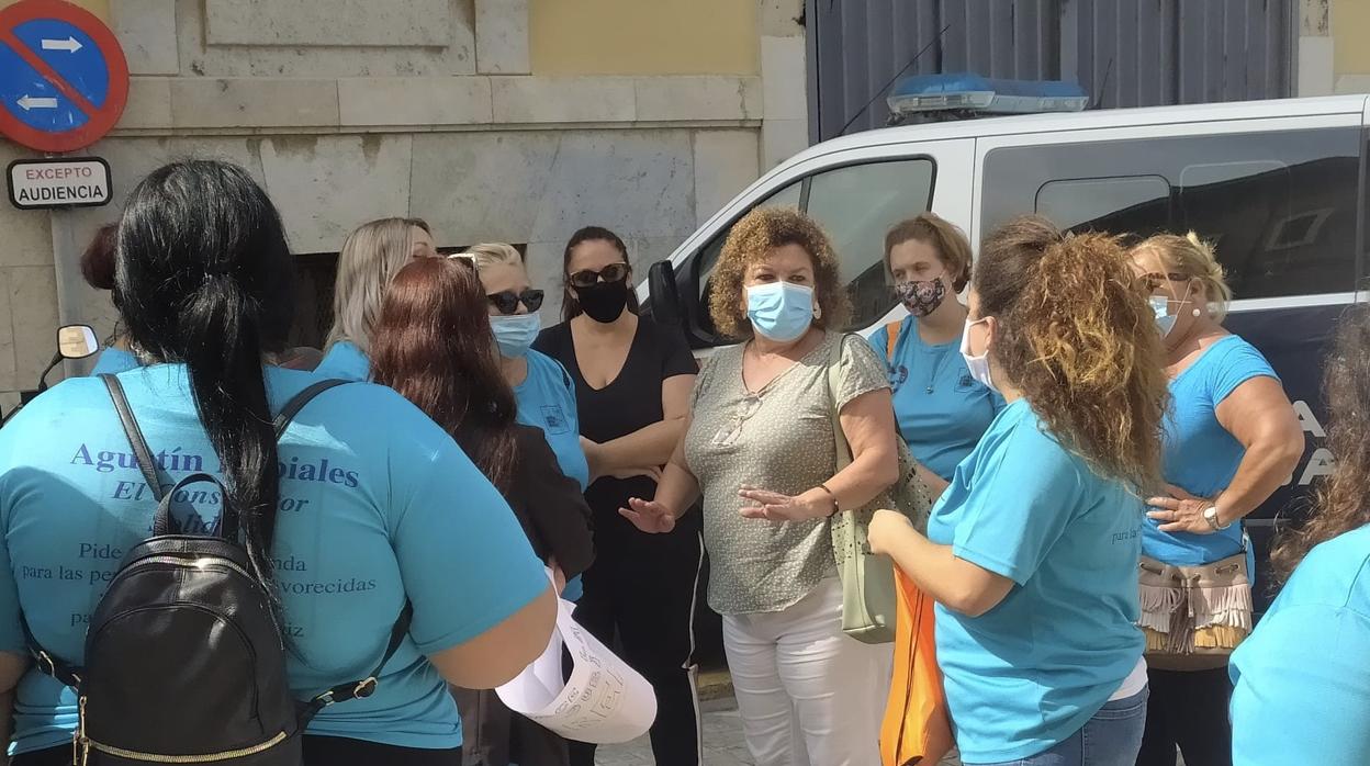 Eva Tubío, conversando con las mujeres en las puertas de Procasa.