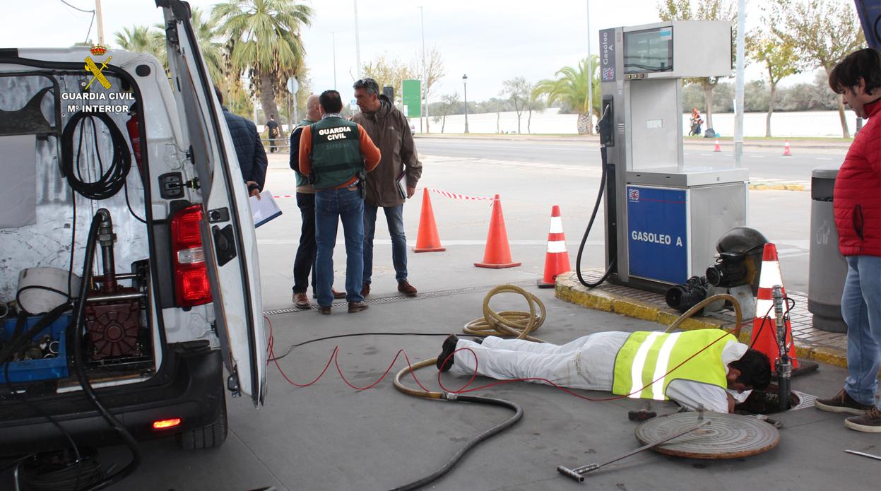 Un momento de la inspección realizada por los agentes en la gasolinera