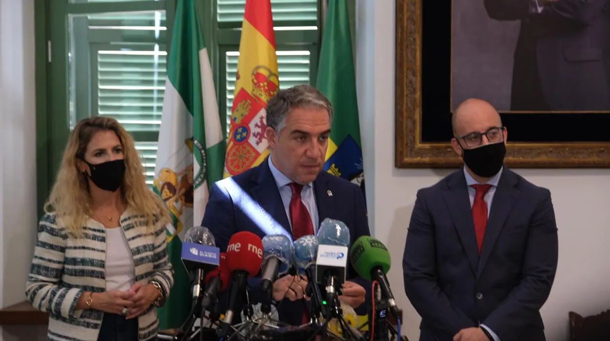 Elías Bendodo escoltado por el alcalde de El Puerto y la delegada del Gobierno andaluz en Cádiz