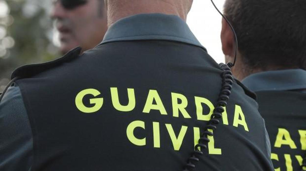 La Guardia Civil detiene a 2 personas e incauta 900 kilos de hachís que se pretendían alijar por la costa de Conil