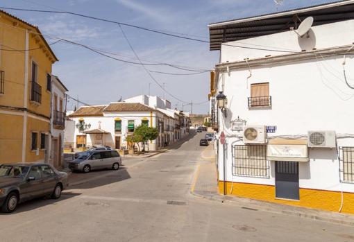 Imagen de una de las desérticas calles de Casariche, este jueves