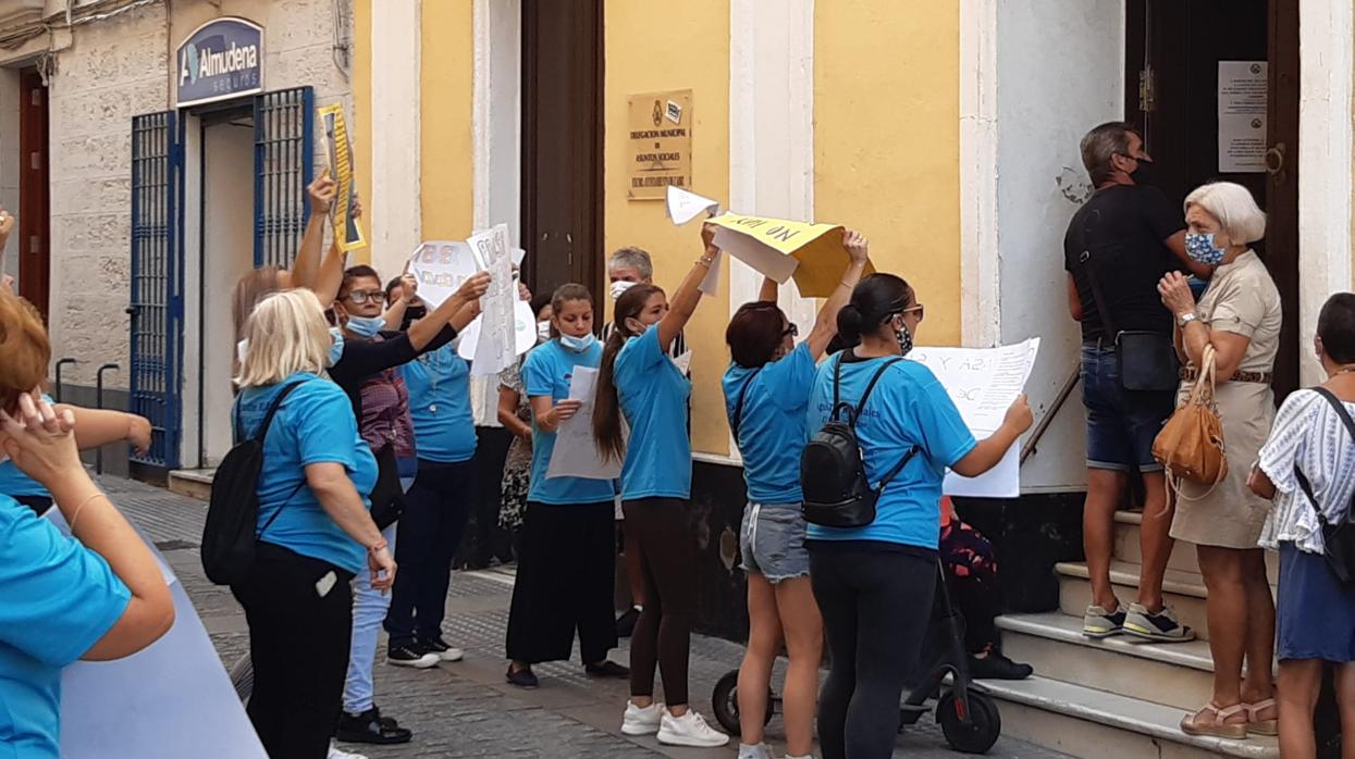 Mujeres de las Desamparadas a las puertas de la sede de Asuntos Sociales en la calle Zaragoza.