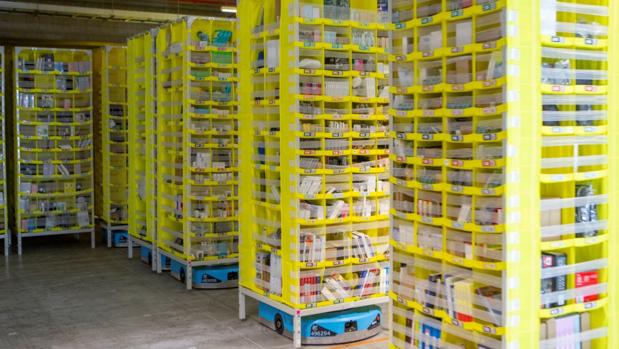 Una caja de rotuladores, primer paquete que sale del nuevo centro logístico de Amazon en Dos Hermanas