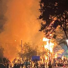 Más de cien llamadas a Emergencias por el incendio de vegetación en un parque de Tomares