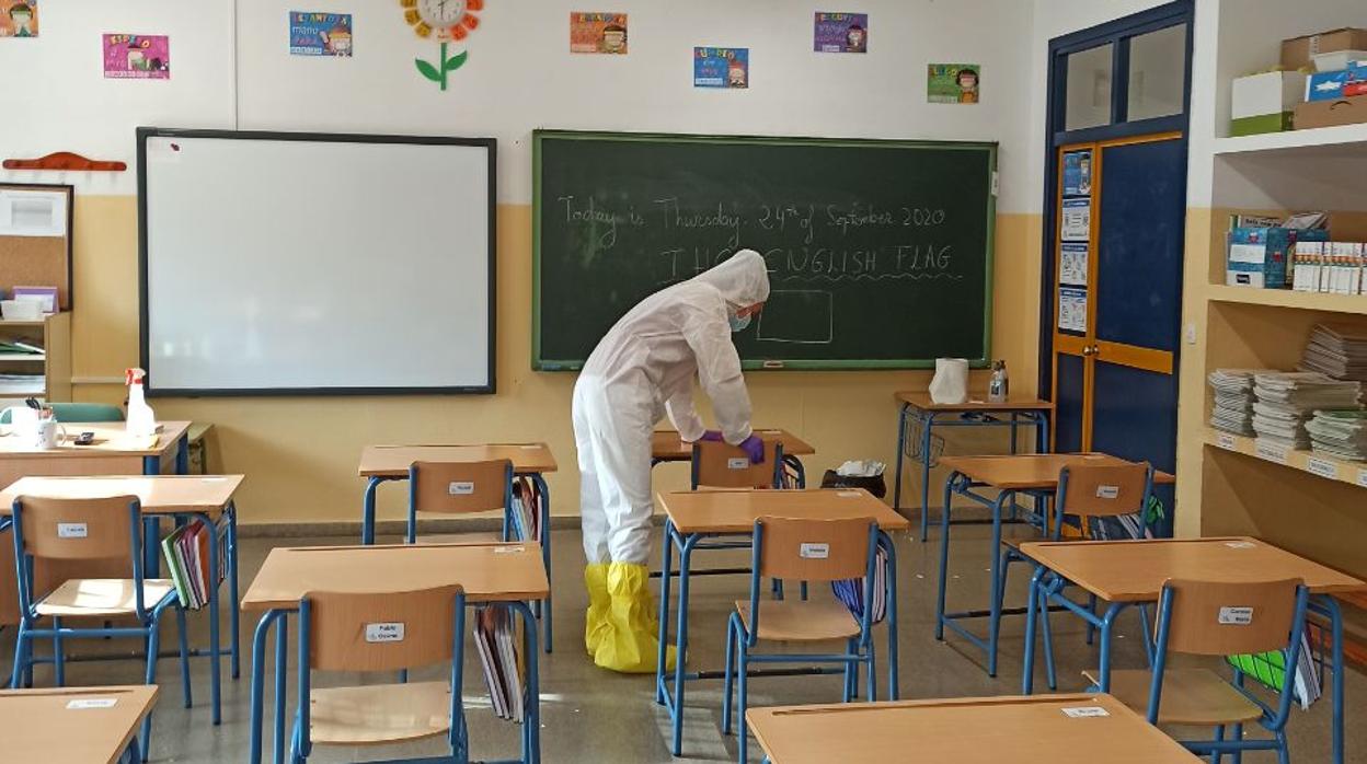 Desinfección de un aula en un colegio de Coria del Río