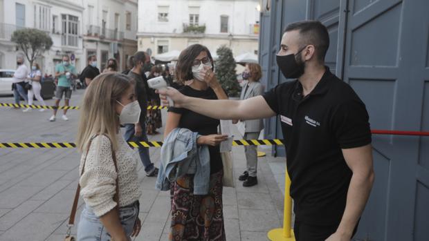 El Falla levanta el telón en la 'época Covid'