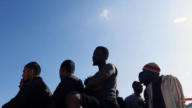 Interceptada una patera con 17 inmigrantes que llegó a la Cala de los Alemanes de Tarifa