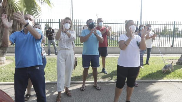 Nueva muestra de apoyo a los ancianos del geriátrico de El Puerto tras un mes aislados