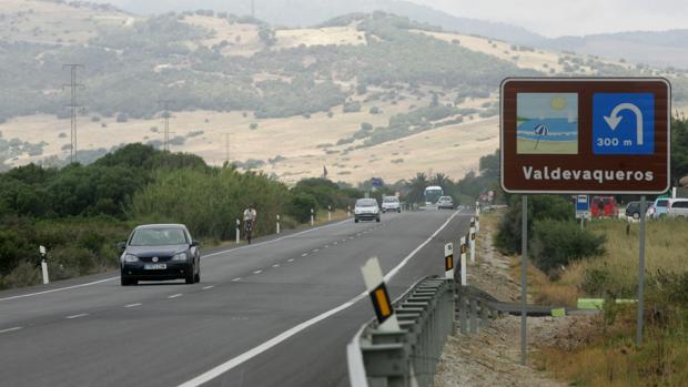 Un incendio forestal en Tarifa provoca el corte de la N-340