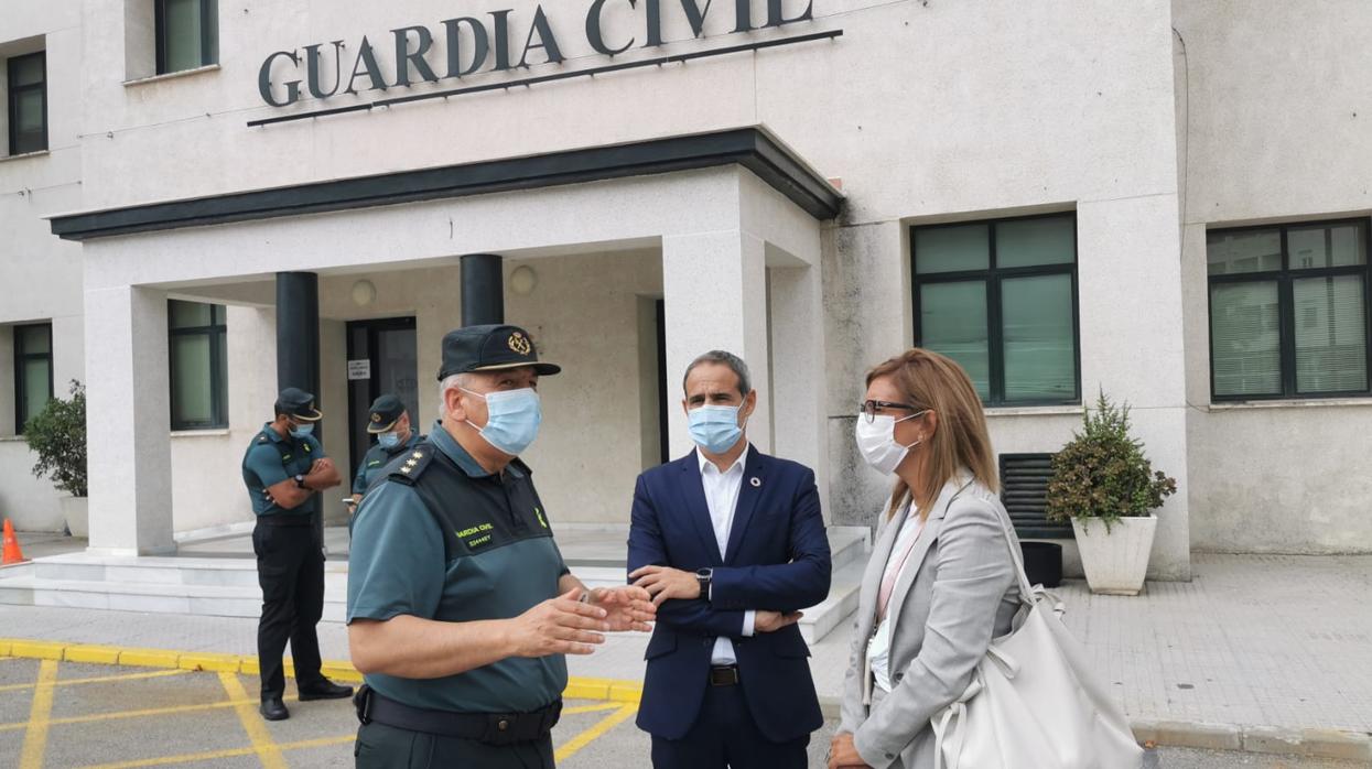 Mara Rodríguez y José Pacheco, en un encuentro con el coronel de la Guardia Civil.