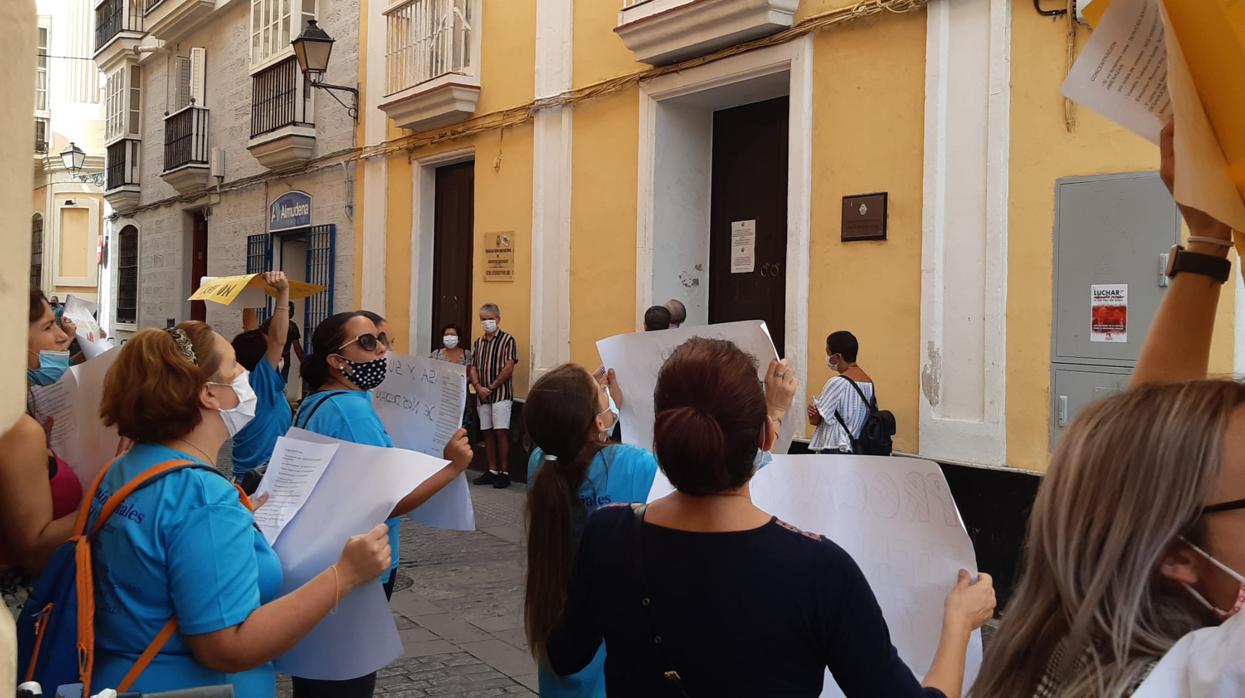 Las mujeres de Las Desamparadas, en la última protesta ante Asuntos Sociales.