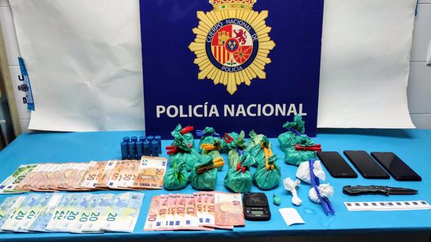 Ingresan en prisión dos detenidos por vender cocaína en una vivienda en El Puerto