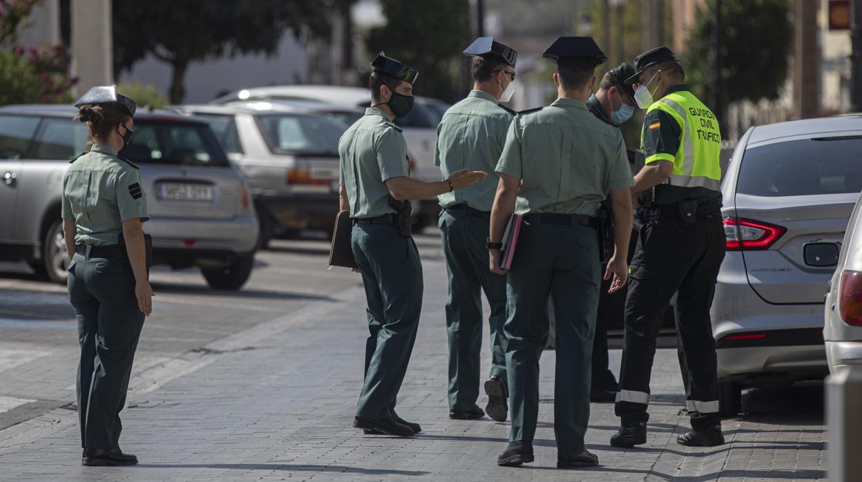 Un grupo de agentes de la Guardia Civil en una de las entradas a Casariche