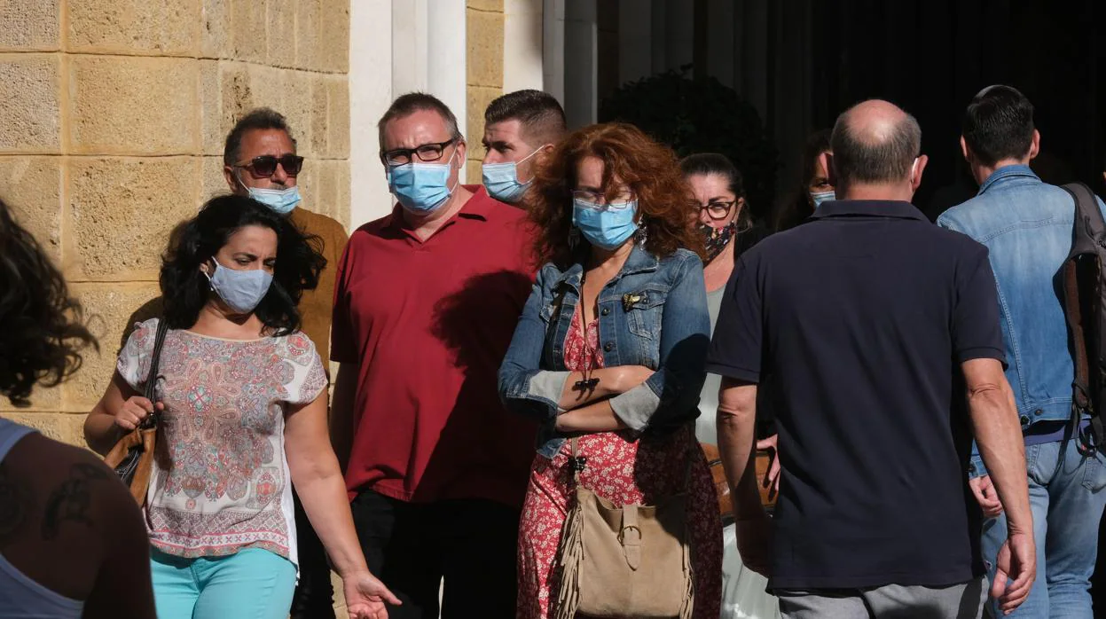 Gente con mascarillas en las calles de Cádiz capital.