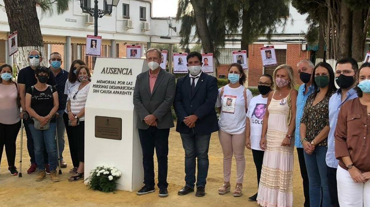 Paco Lobatón y el alcalde de Lora, Antonio Enamorado, junto con los vecinos de El Priorato