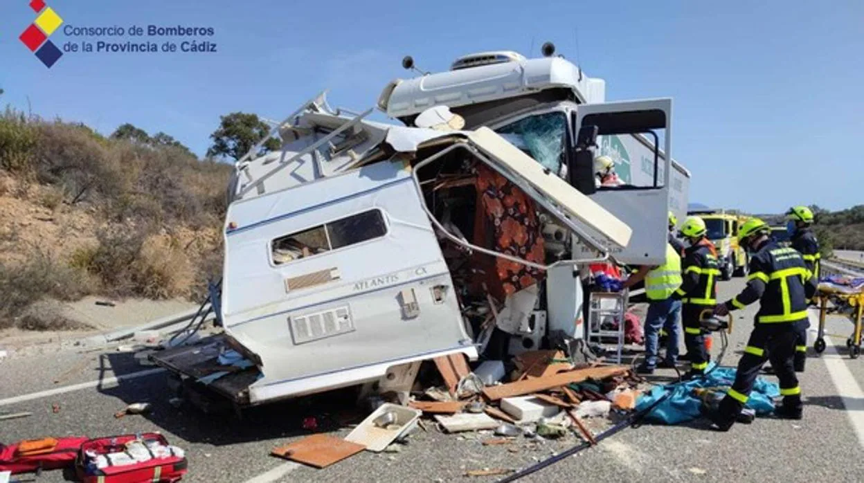 Imagen de cómo quedó la caravana tras el brutal impacto.