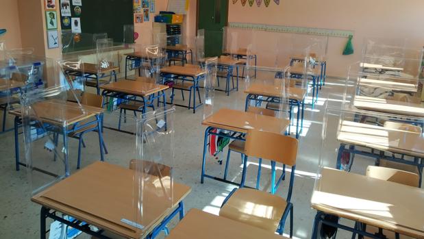 Padres colocan mamparas protectoras tras el positivo de un alumno en Medina