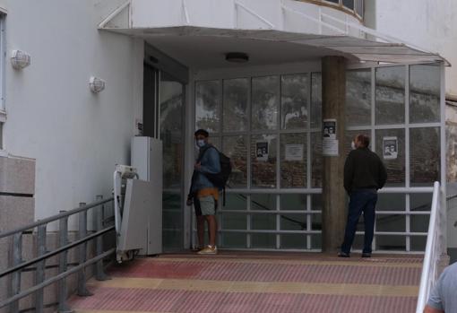 Acceso a un centro de salud en Cádiz capital.