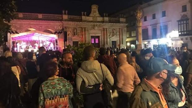 Centenares de personas se concentran en Jerez por un Festival celebrado en plena pandemia