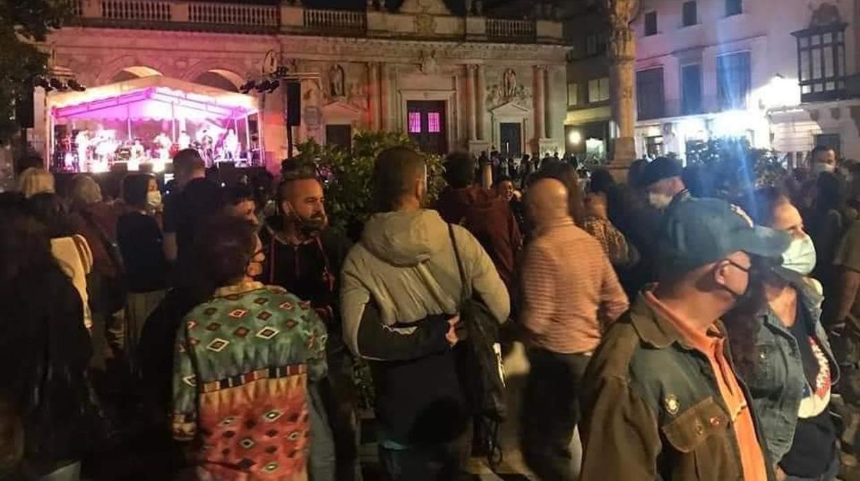 Concentración de personas en la céntrica plaza de Jerez, este sábado.