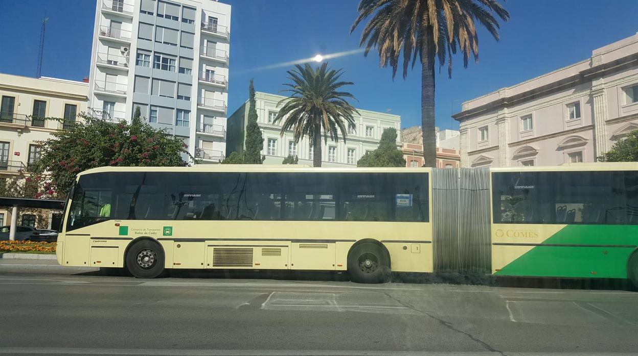 Autobús interurbano en Cádiz.