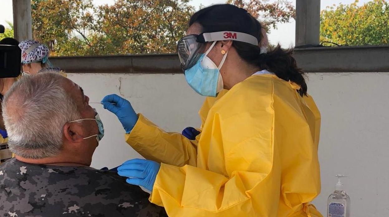 Un vecino de Casariche se somete a un test de antígenos hace una semana