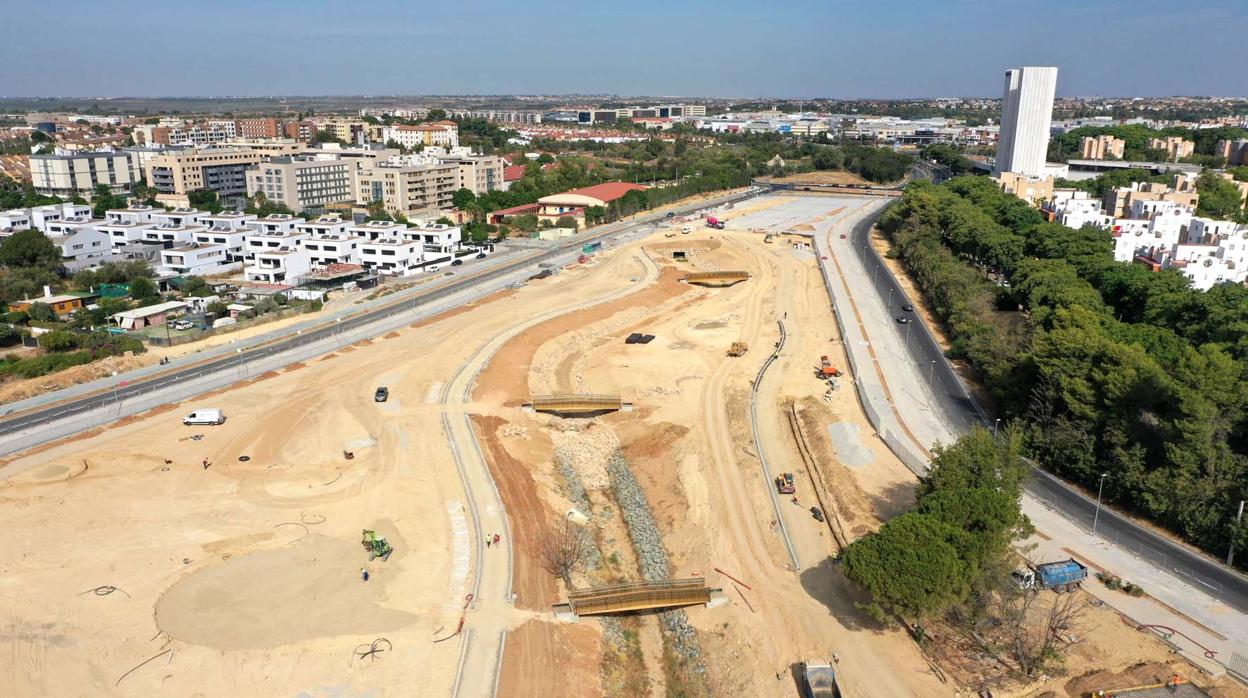 Vista aérea de la parte norte del futuro Parque Central de Mairena, con la recuperación del cauce del arroyo Porzuna