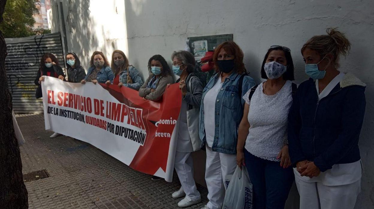 Adelante Cádiz denuncia que Diputación y Ferronol «han dejado tiradas» a las cinco limpiadoras en la puerta del colegio La Institución