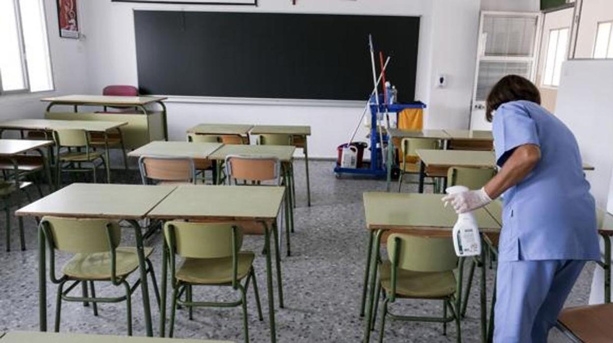 Desinfección de una de las aulas de un colegio gaditano.