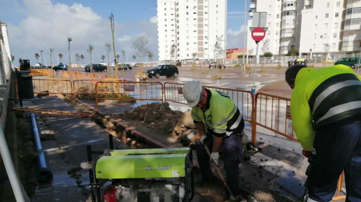 Comienzan las obras de restitución de abastecimiento en las calles Atalaya, Gaonera, Carlos Puerto y Revolera en El Puerto