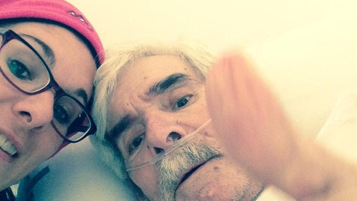 Ana, junto a su padre Juan Carretero, en uno de los ingresos en el hospital.