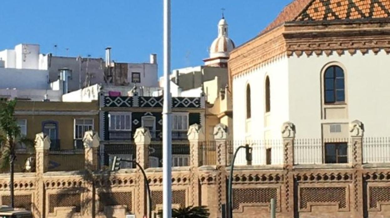 Imagen del asta de la bandera sin paño alguno a primera hora de la mañana.