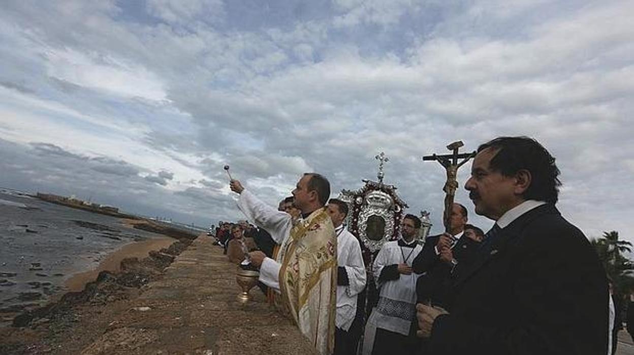 Imagen de archivo del momento de la bendición del mar.