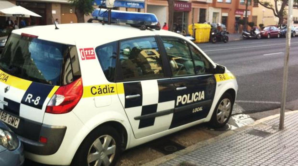 Imagen de archivo de un coche patrulla de la Policía Local de Cádiz.