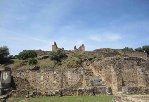 Desde el Foro. Pórtico de dos pisos. Escalera monumental de subida al Templo de podio y Templo de Fortuna y Hércules