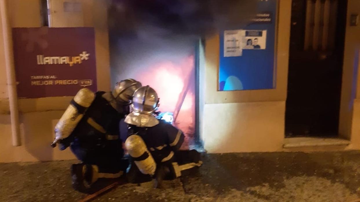 Los bomberos trabajando en el incendio.