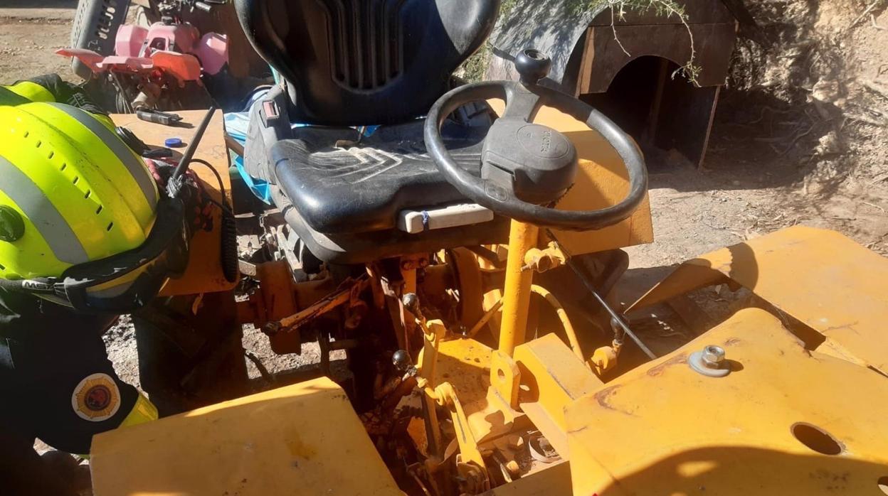 El motor de un tractor destroza el pie de un trabajador en El Portal, en Jerez