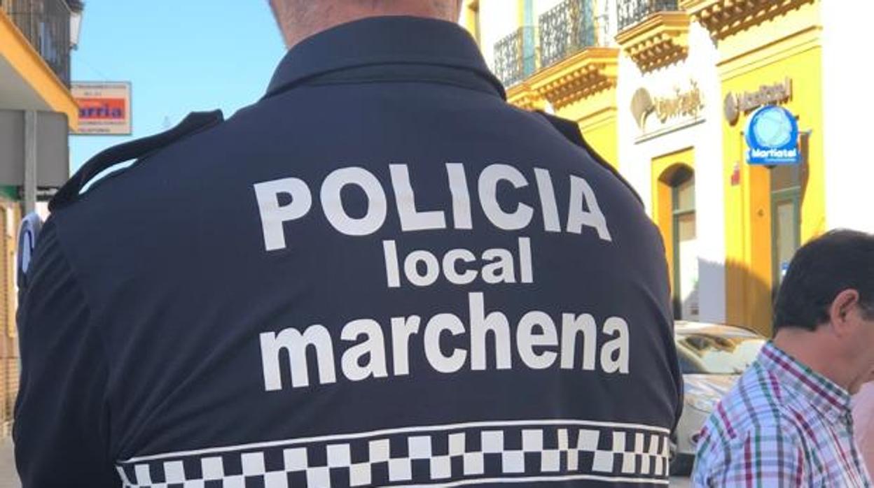 Un agente de la Policía Local de Marchena de espaldas