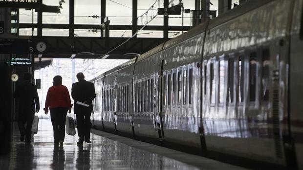 Dos guardias civiles fuera de servicio salvan a un hombre que estaba convulsionando en el tren de cercanías a Jerez