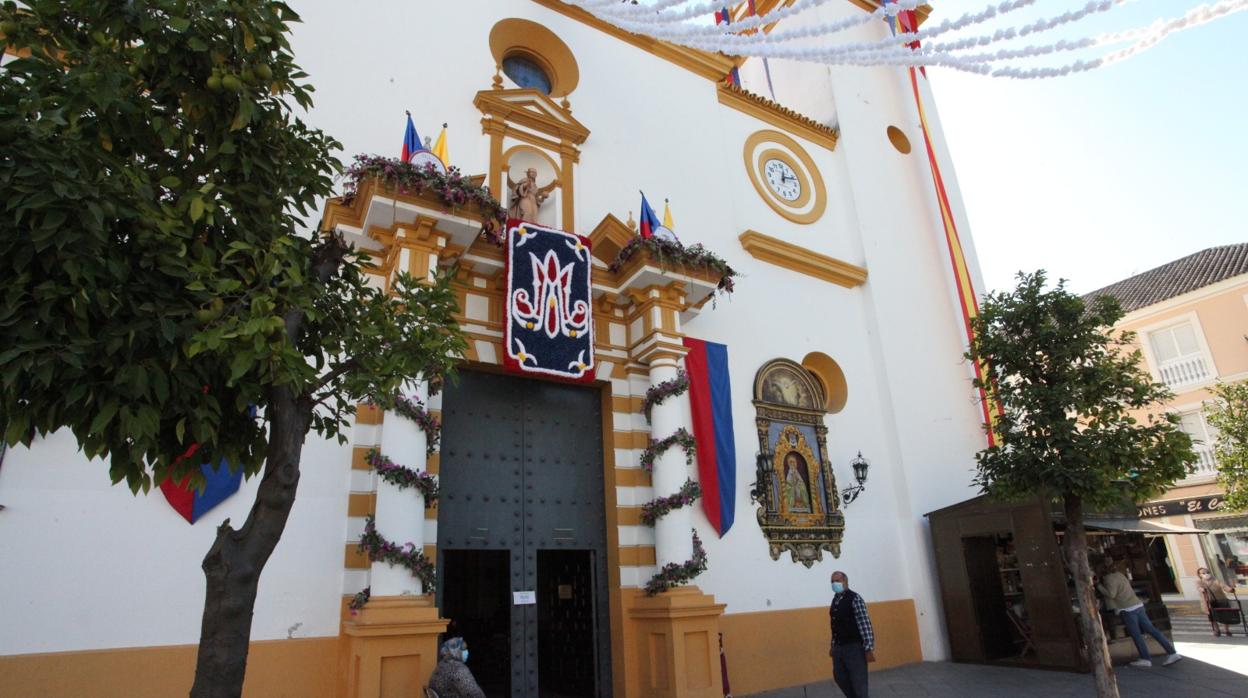 La parroquia de Nuestra Señora de Valme preparada para la misa de hoy