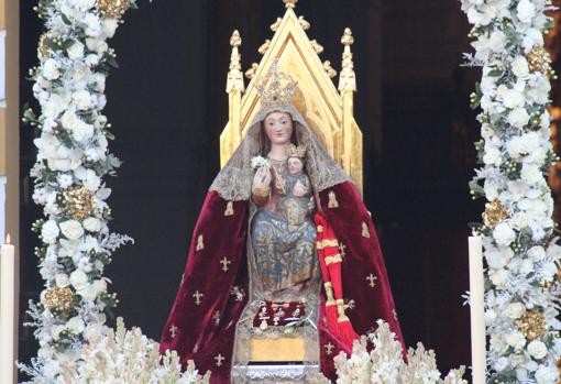 La Virgen de Valme en su altar a las puertas de la parroquia de Santa María Magdalena