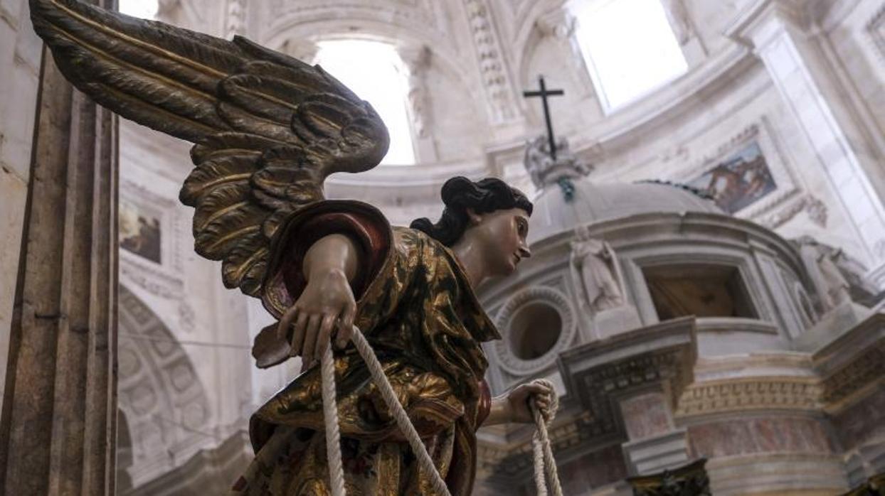 La escultura de uno de los dos ángeles lampareros luce en el altar mayor de la Catedral de Cádiz.