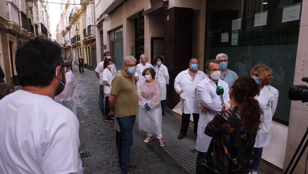 Los sanitarios de la Atención Primaria de Cádiz protestan por la saturación del servicio