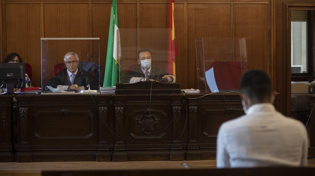 El acusado sentando durante el primero día del juicio frente al presidente del tribunal