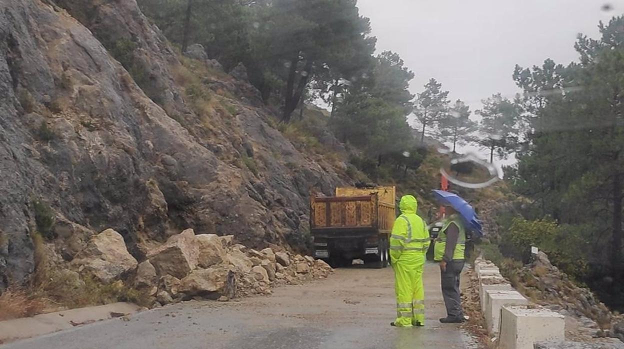 Cerrada al tráfico la carretera de Las Palomas, entre Grazalema y Zahara, por desprendimiento de rocas