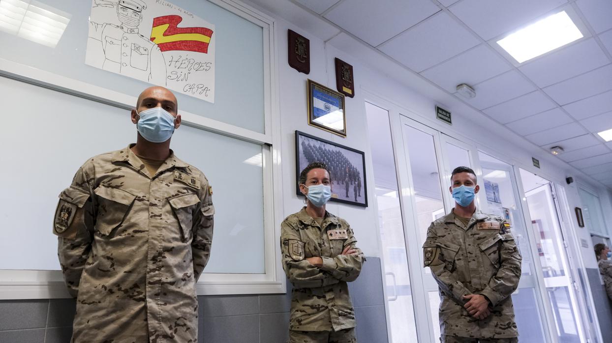 De izquierda a derecha: el cabo Calzón, la capitán Vidal y el soldado Rubio, posan con el dibujo que un niño regaló a la Infantería de Marina en una patrulla de 'Balmis' y que conservan en el Segundo Batallón de Desembarco del Tercio de Armada.